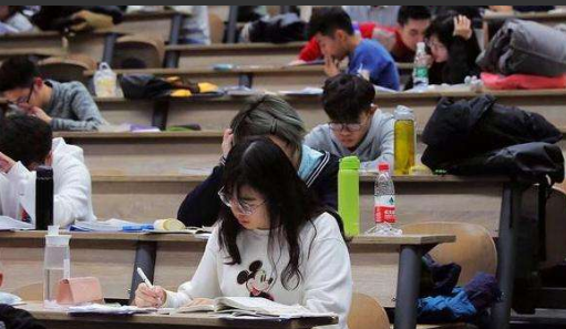 华中师大毕业的研究生，在夜市摆摊卖鸡爪，只因学了“天坑”专业