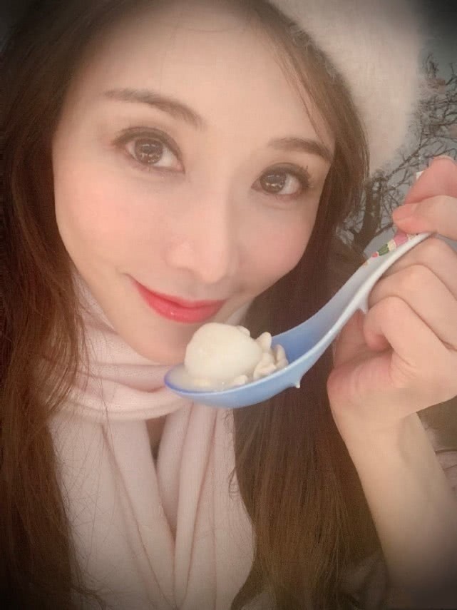 47岁林志玲产子后首个母亲节突发感慨，称呼老公“大宝贝”超甜蜜