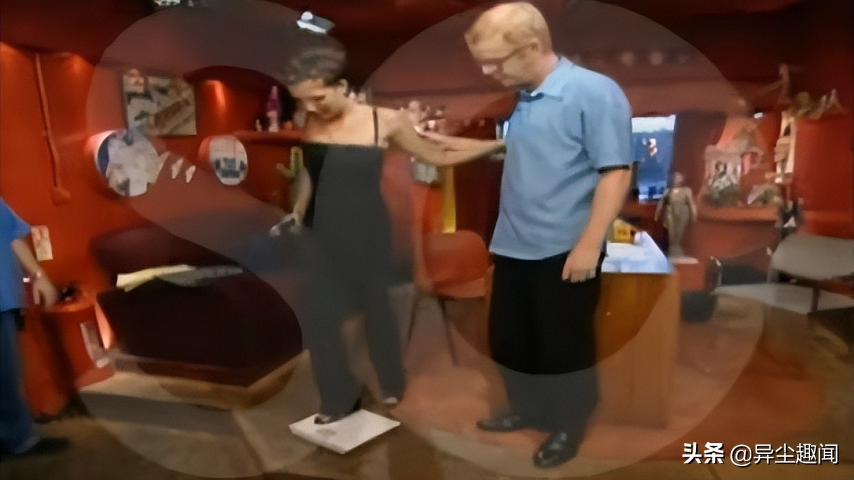 贝嫂大胆镜头前量体重超后悔？20年后大摇头喊：难以想象