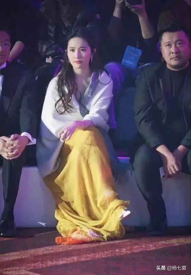 刘亦菲其实很“不上镜”？看看路人镜头下的她，你就明白了