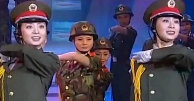 当年在阅兵仪式上“红遍中国”的双胞胎姐妹花，后来怎么样了？