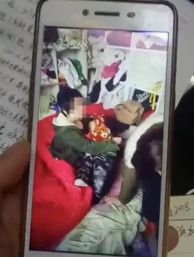 2012年，河南14岁少女被迫与一对父子6年生3娃，找到时已精神分裂