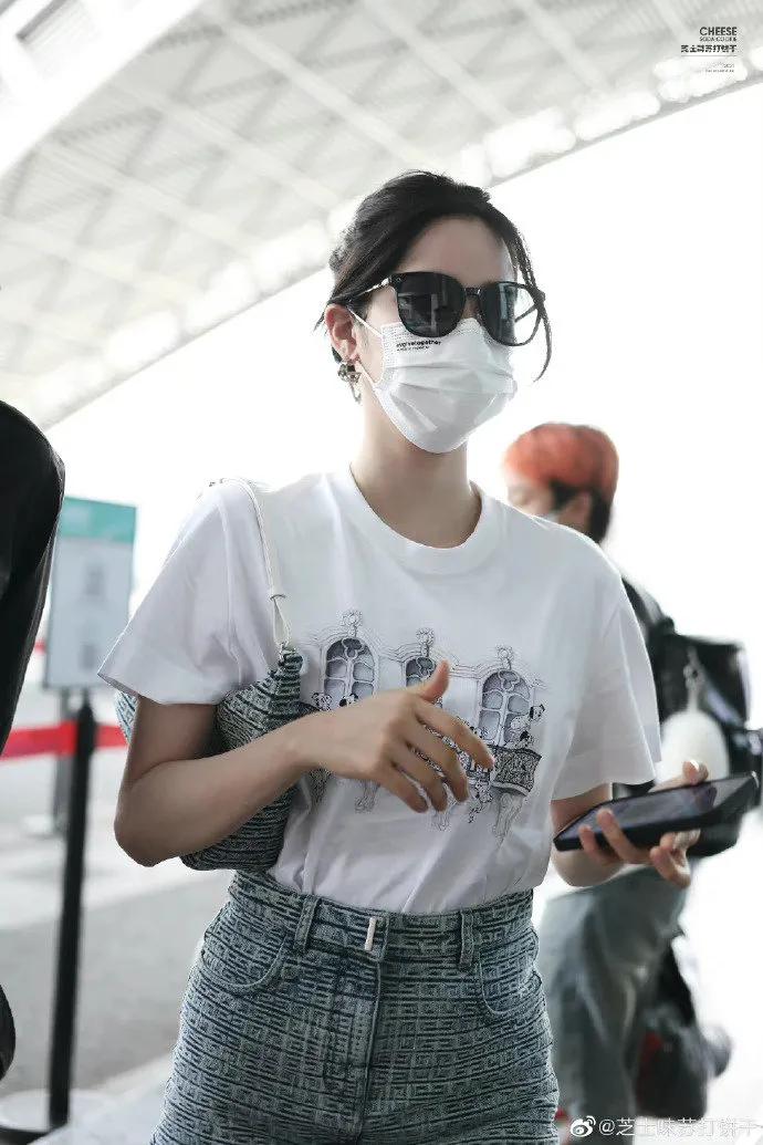 欧阳娜娜近日的机场私服解析，清爽简约又甜酷宜夏！​​​