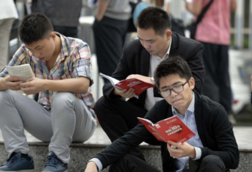 “大学辅导员”成研究生首选，比公务员更受青睐，其中原因很现实