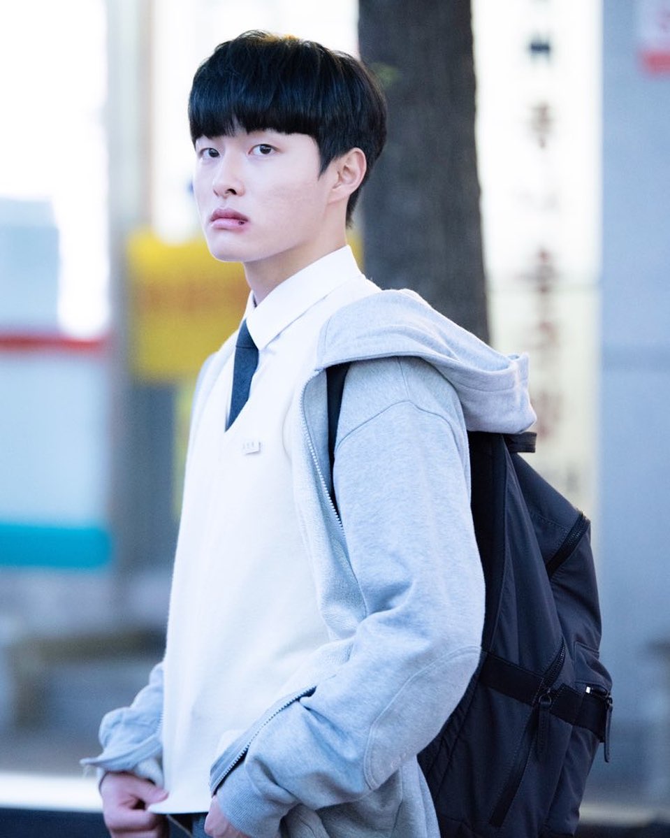 12岁就出道5点认识僵尸校园尹灿荣