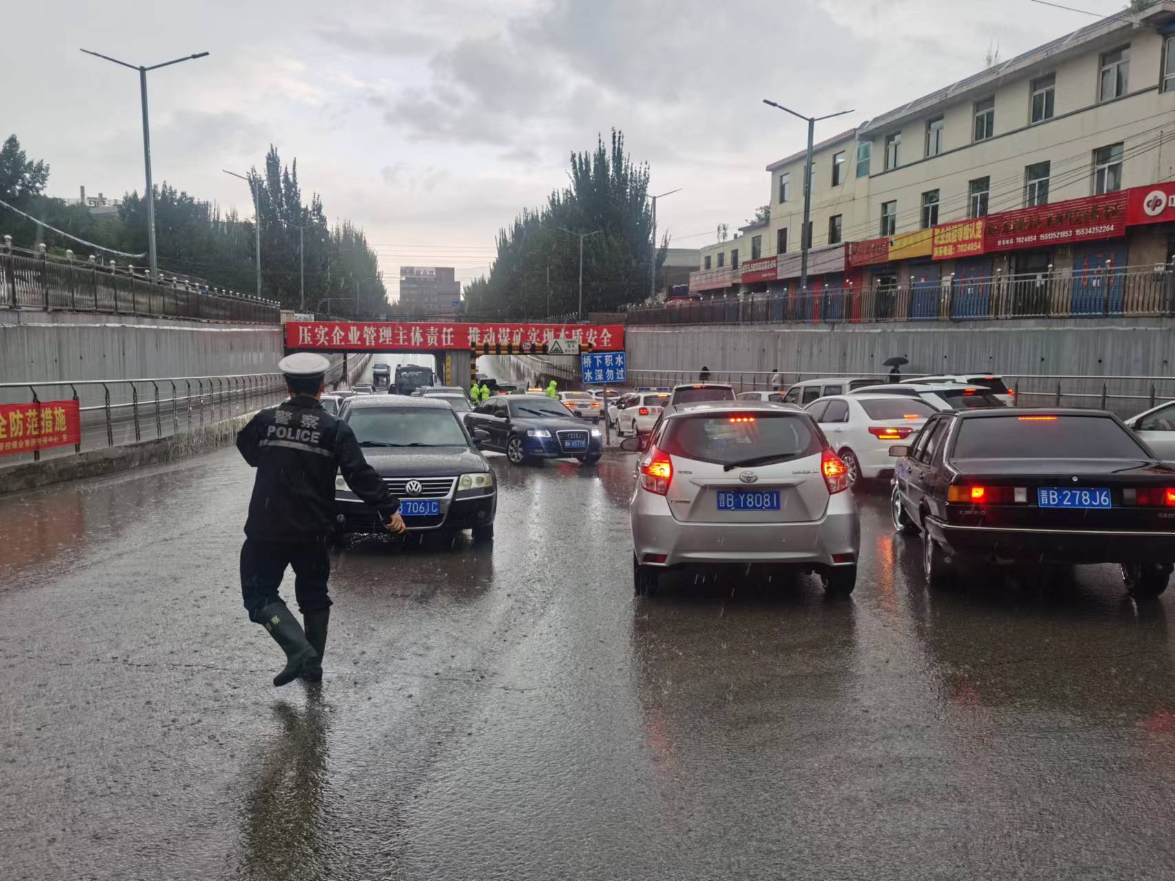 大同市公安局交警五大队“雨”您同行，守护辖区道路安全畅通
