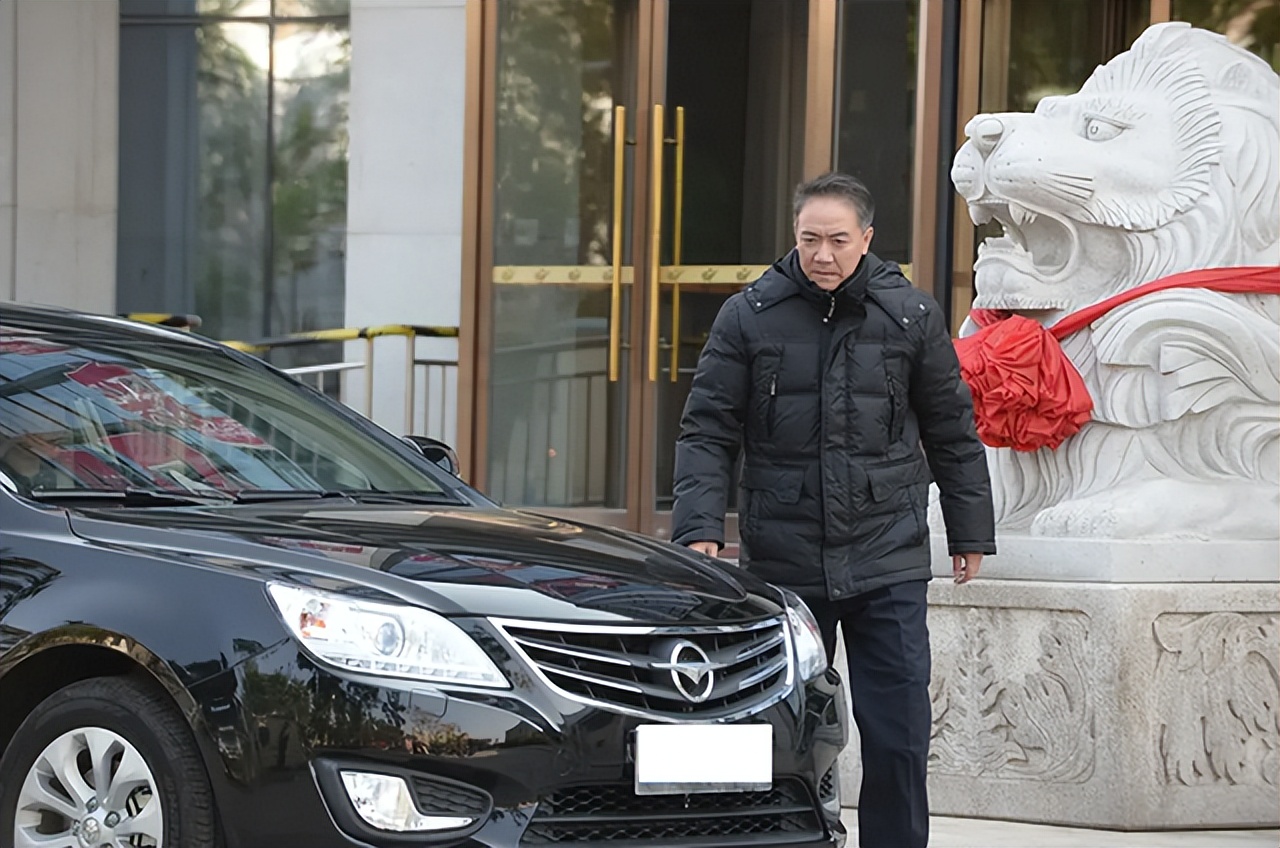“国家一级演员”李幼斌，出道37年身价超10亿，座驾7万是国产车