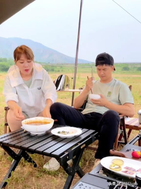 田亮野外露营被妻子喂蒜超腻歪，玩角色互换，超女老婆偶像包袱重