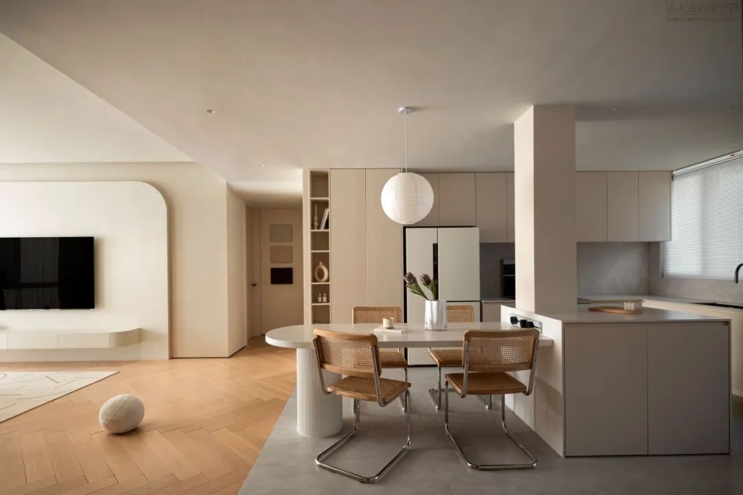 餐厨一体的开放式l形大厨房,围绕岛台有了洄游动线让整个空间布置更