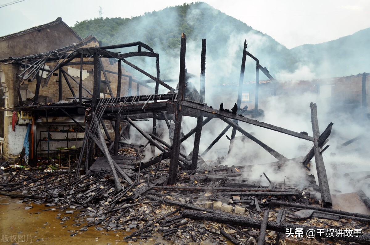 民间故事：男子心善，玉米地里救了男孩，男孩说：小心你的邻居