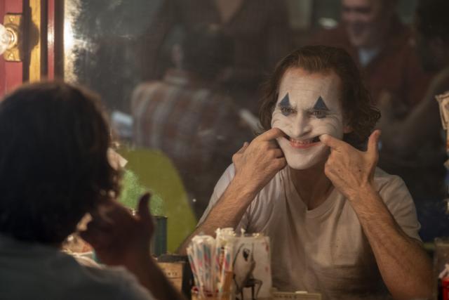 电影解析《小丑》：在混乱的社会中，疯狂就是最好的镇定剂