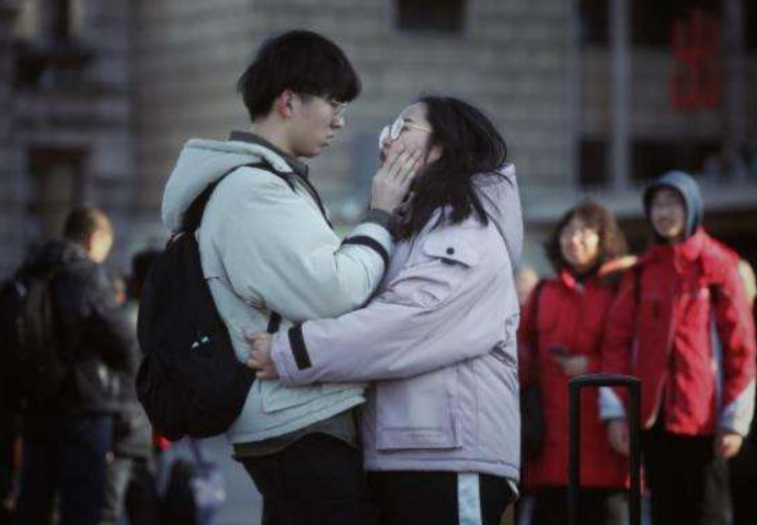 大学女生放假带男友回家，第一天其乐融融，一夜之后却被家长撵走