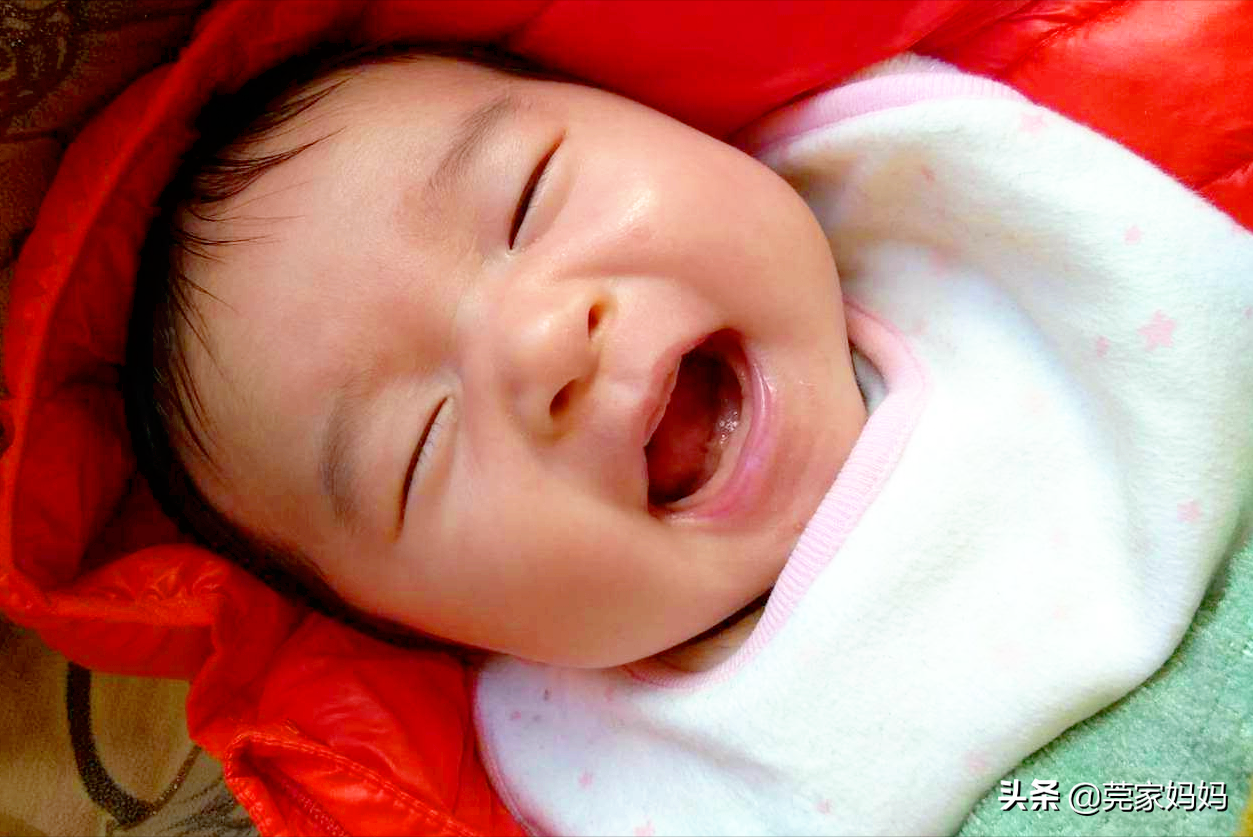 强壮的宝宝笑着，举起双手。微笑的孩子的脸照片摄影图片_ID:110308217-Veer图库