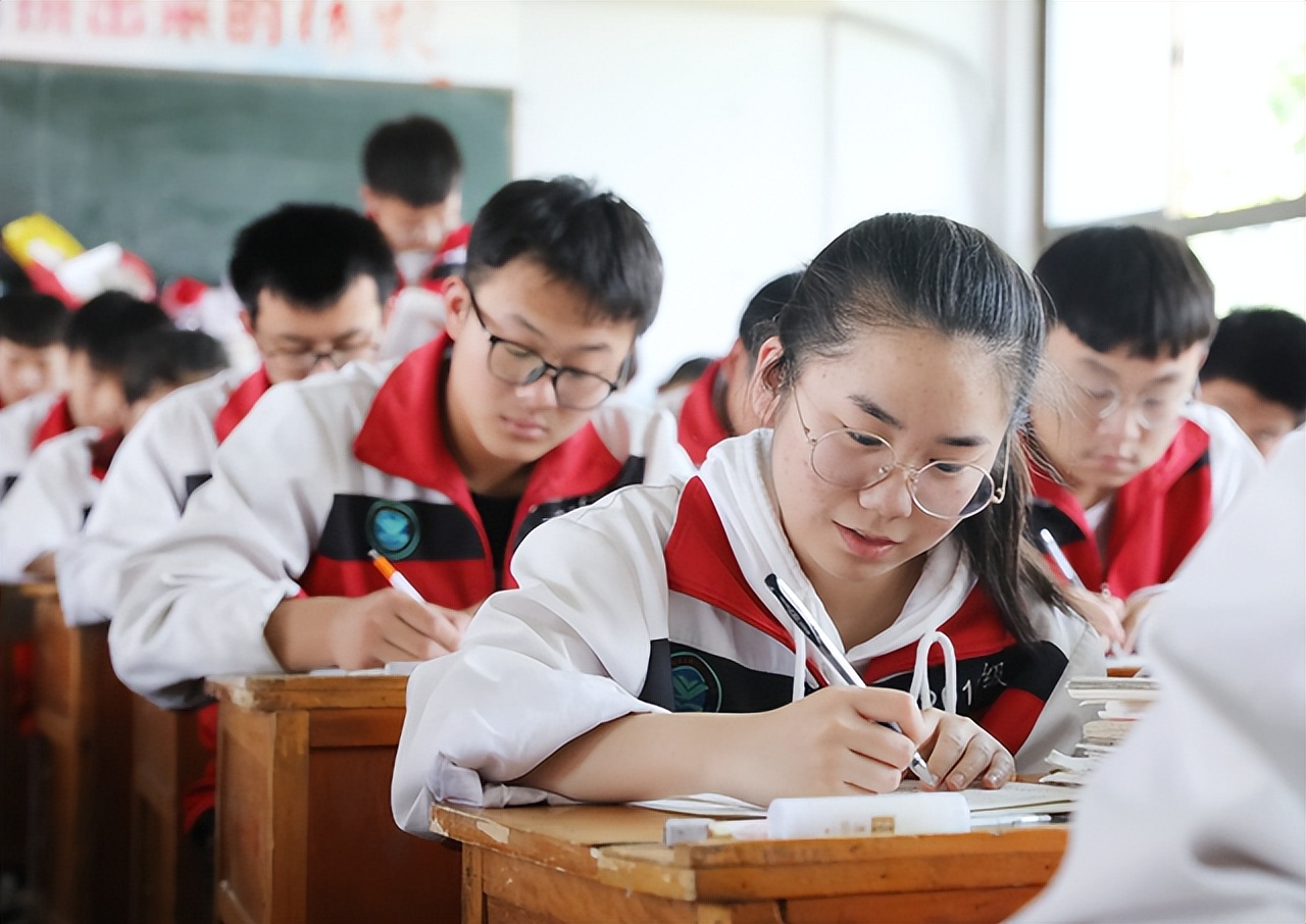 上海高考延期举行，考生复习时间又多了一个月，家长却喜忧参半