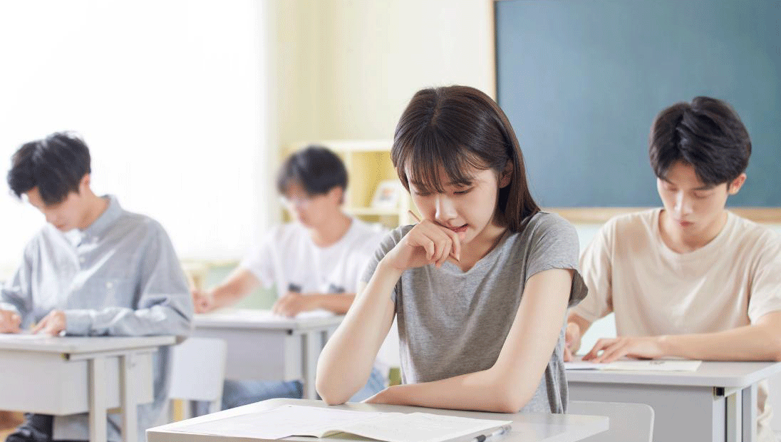 高考763分考上武大，背着瘫痪父亲上学的黄来女，后来怎么样了？