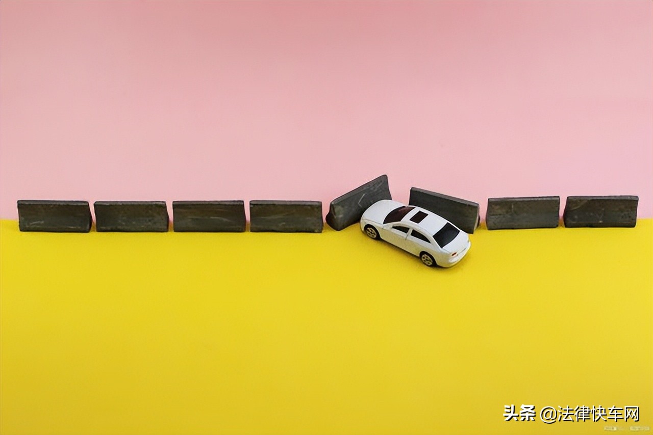 奔驰车被拦截后发现有18条违章，多条违章未处理犯法吗