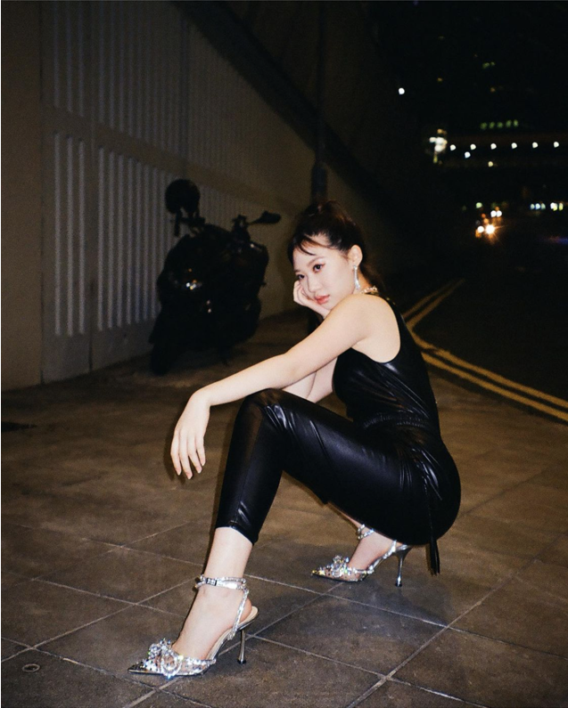 甄子丹17岁女儿秀新造型！穿黑皮裤脚踩水晶鞋，画深眼影走炫酷风