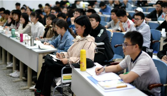 女大学生与外卖小哥发生口角，出口成脏，网友暖心为外卖小哥撑腰