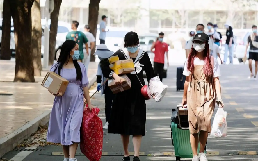 放假通知来了，多所高校将五一假期延至暑假补休，大学生喜忧参半