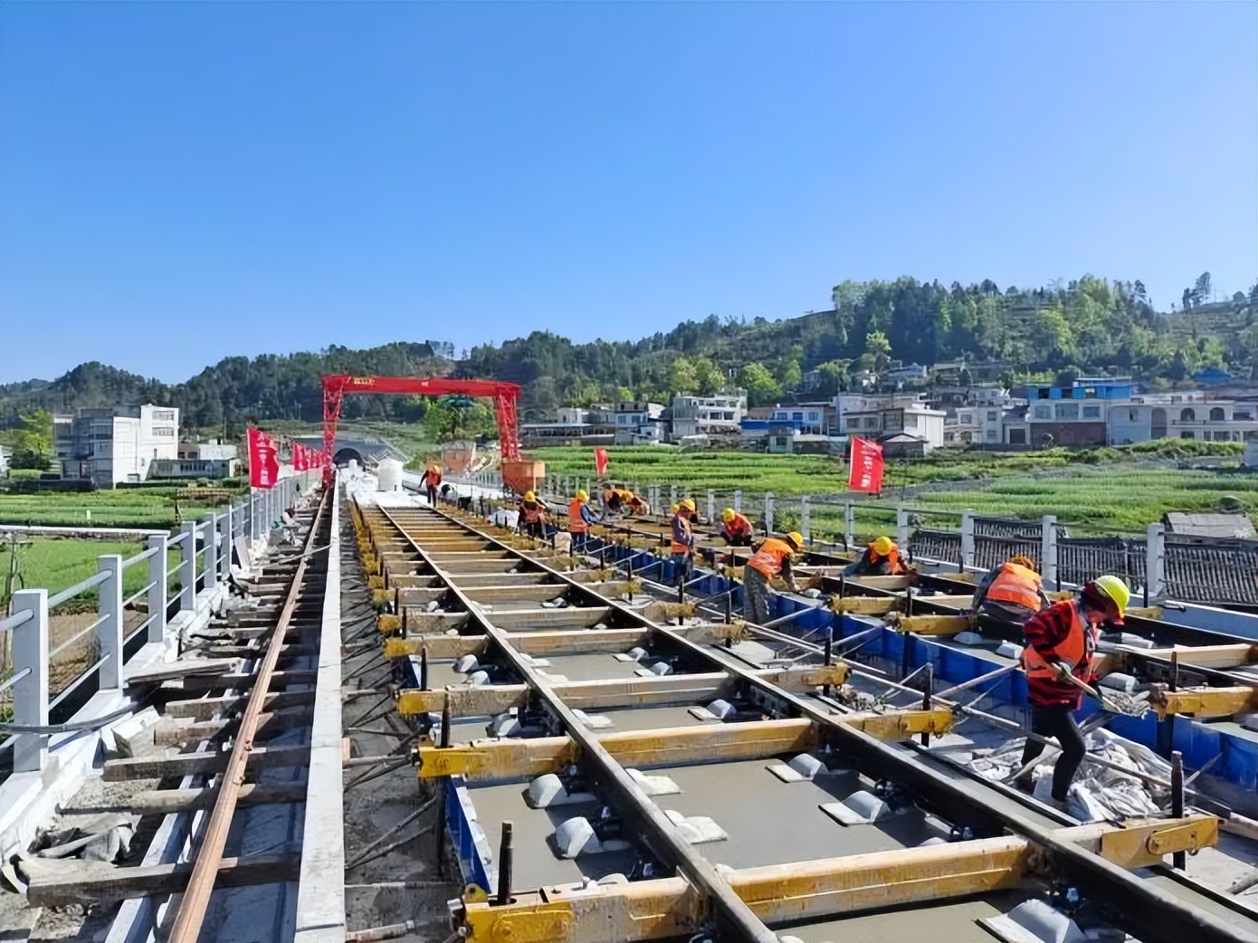 贵南高铁道床施工全面展开，预计2023年12月达到开通条件