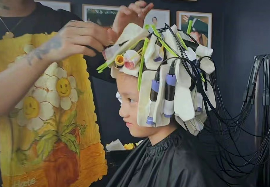 黄磊夫妇太开明了！带8岁女儿去烫发，妹妹秀新发型比多多还臭美