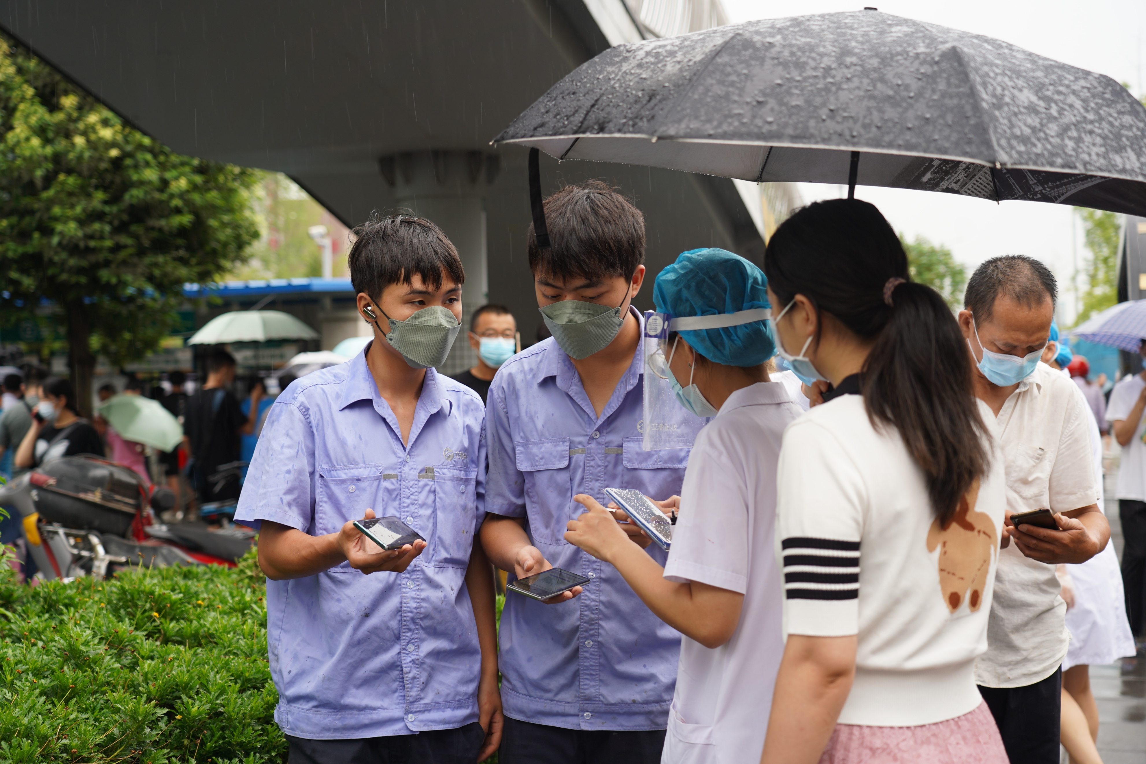 郫都区人民医院：全力保障市民核酸检测需求，筑起安全防护网