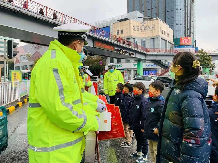 幼儿园萌娃致谢汉中交警守护自发送来新春祝福