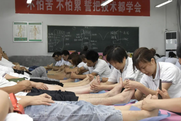 年赚76亿，逼走老字号！比文峰还土的修脚店，凭什么这么火？