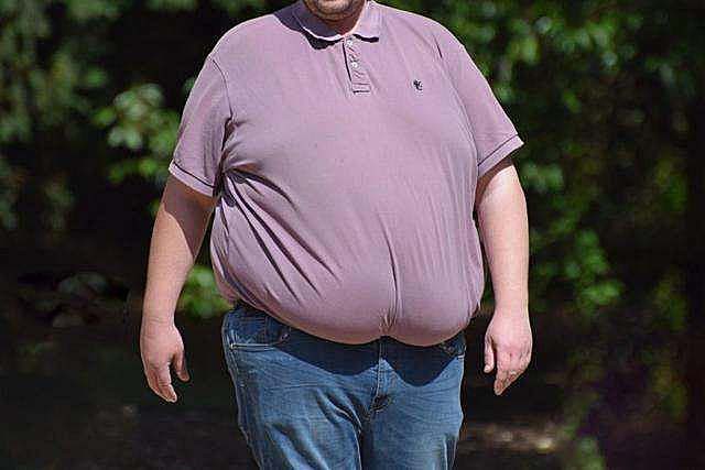 河北小伙胸口顶着200多斤肉球,体重500斤,吃喝拉撒在床上解决