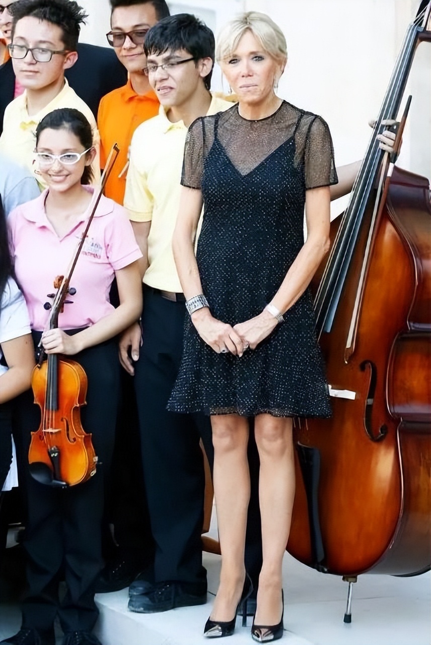 法国夫人顶“鸡窝头”亮相，穿印花裙同框老牌超模，气质不落下风