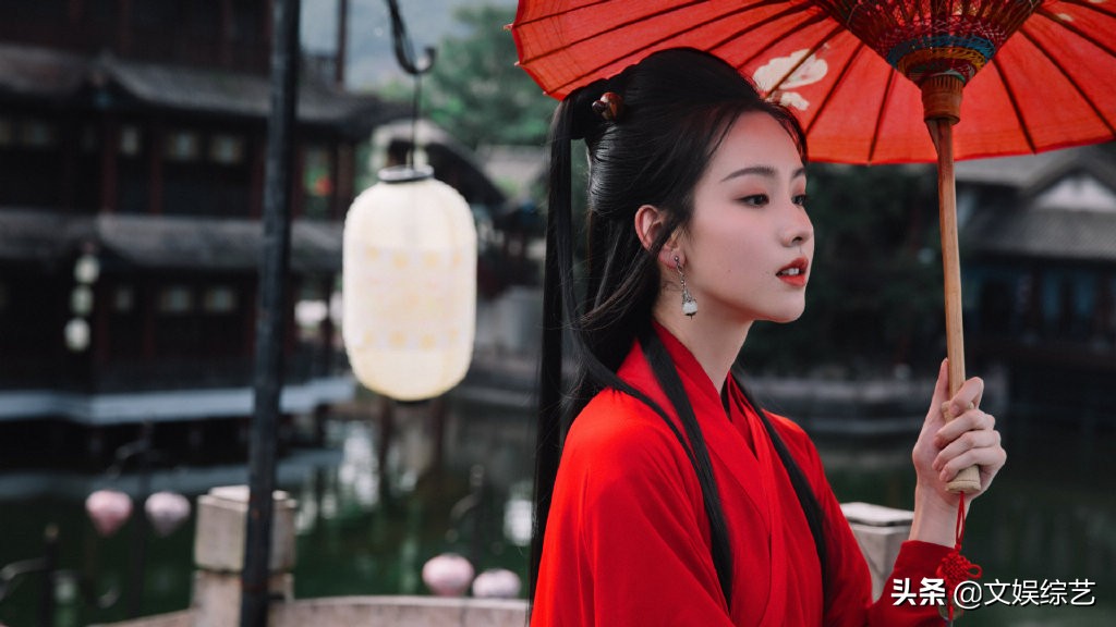 陈都灵的古装穿搭太美了！左手油纸伞，右手团扇遮面，温文尔雅