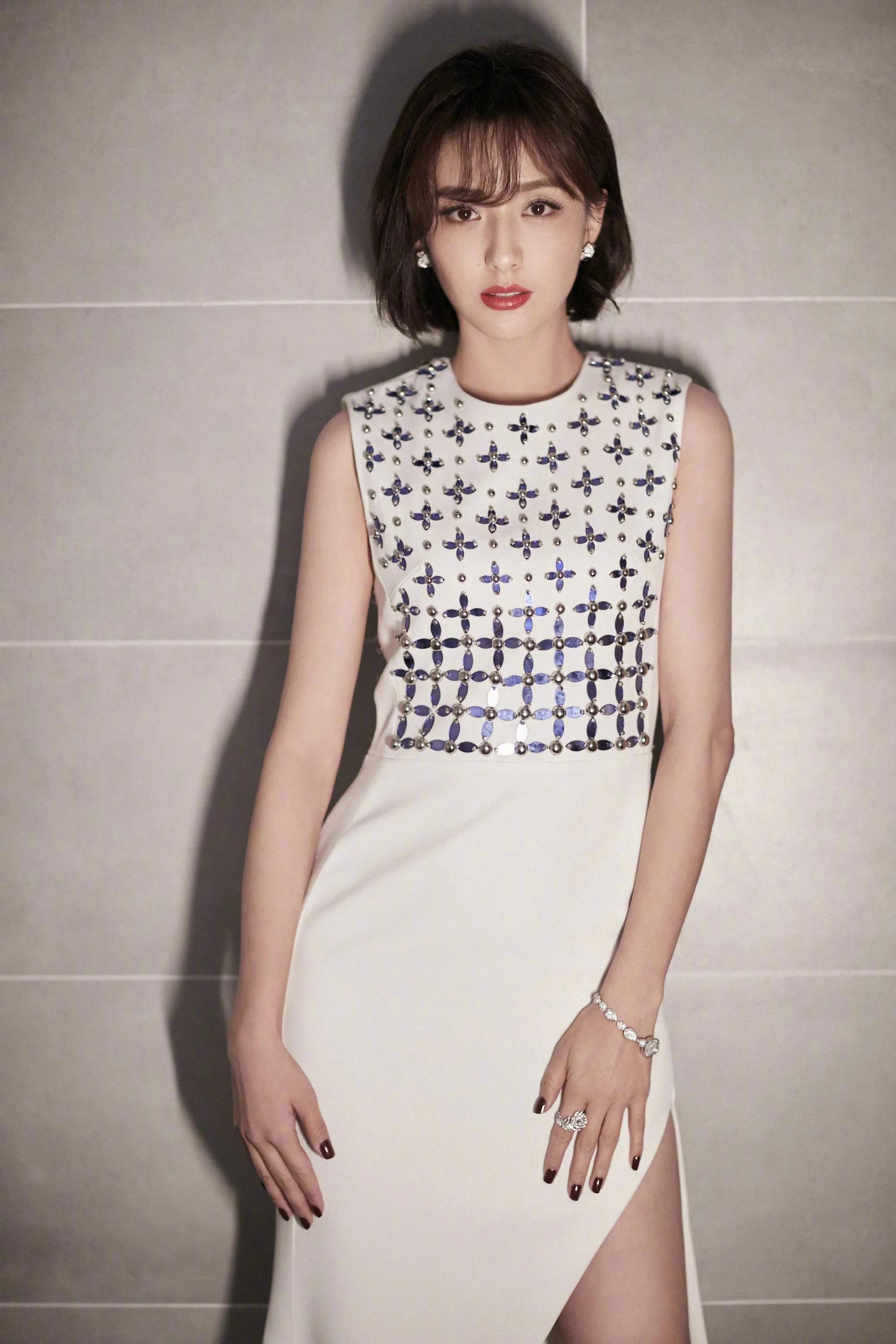 明星系列：佟丽娅，一个美丽的锡伯族姑娘，短发太迷人了