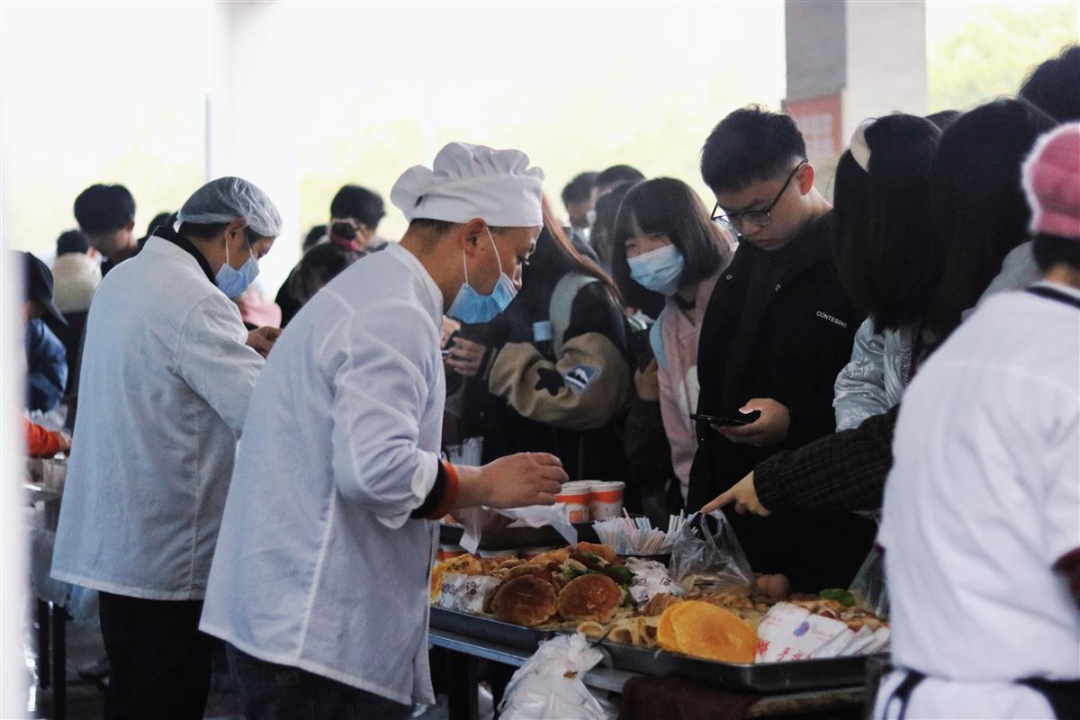 高校开设临时食堂，为师生提供暖心服务
