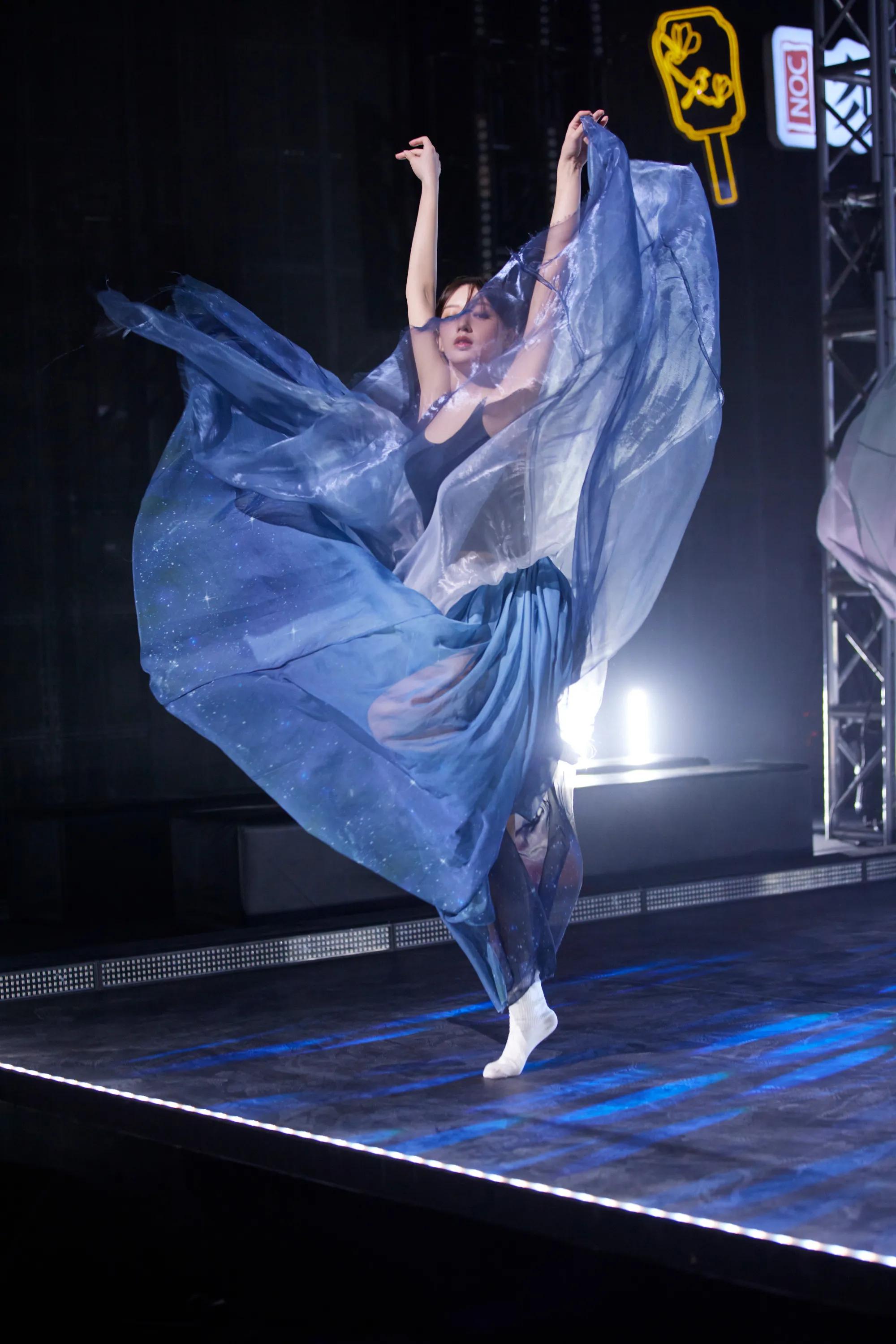 程潇了不起舞社，这一身服装仙气飘飘