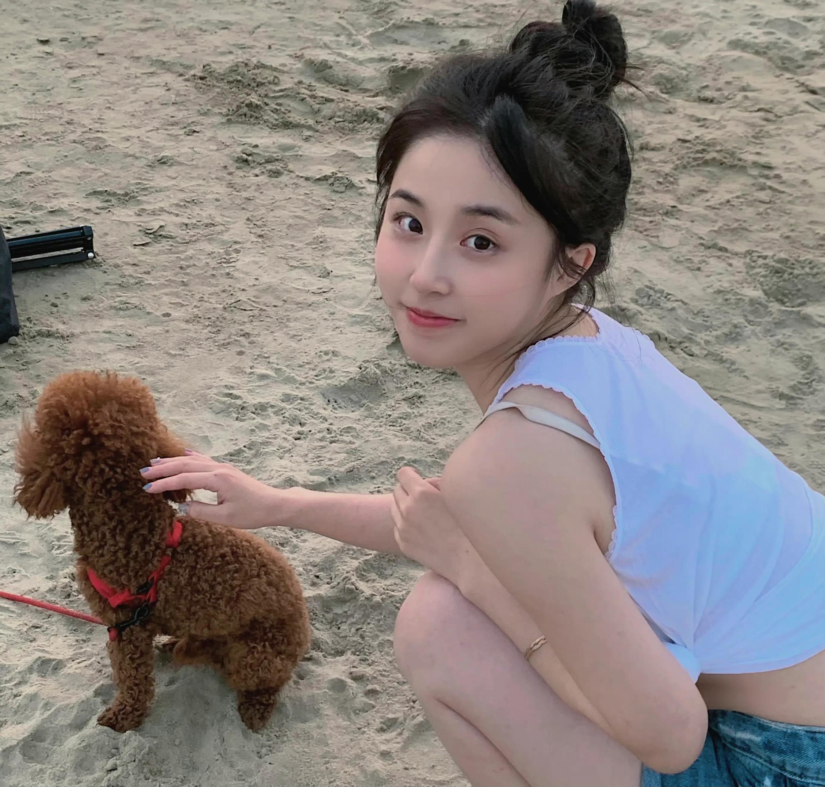 颜值控精选系列——甜妹爱笑的严屹南小姐姐海边随拍花絮