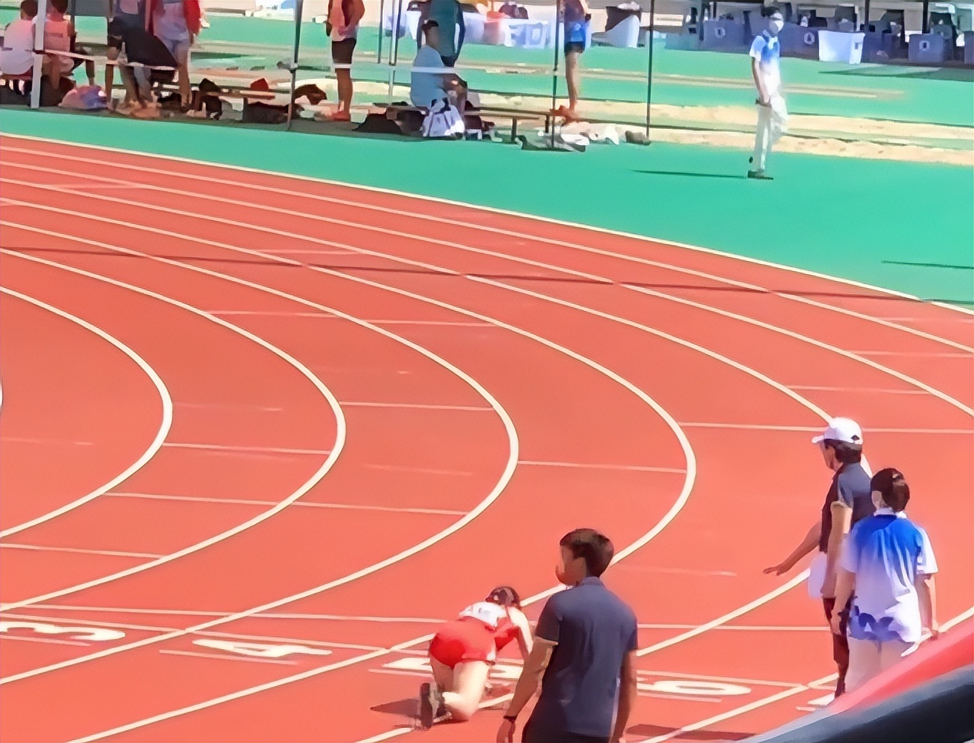 大学生运动会，女生5000米跑累到虚脱，而结局令人感动更值得钦佩