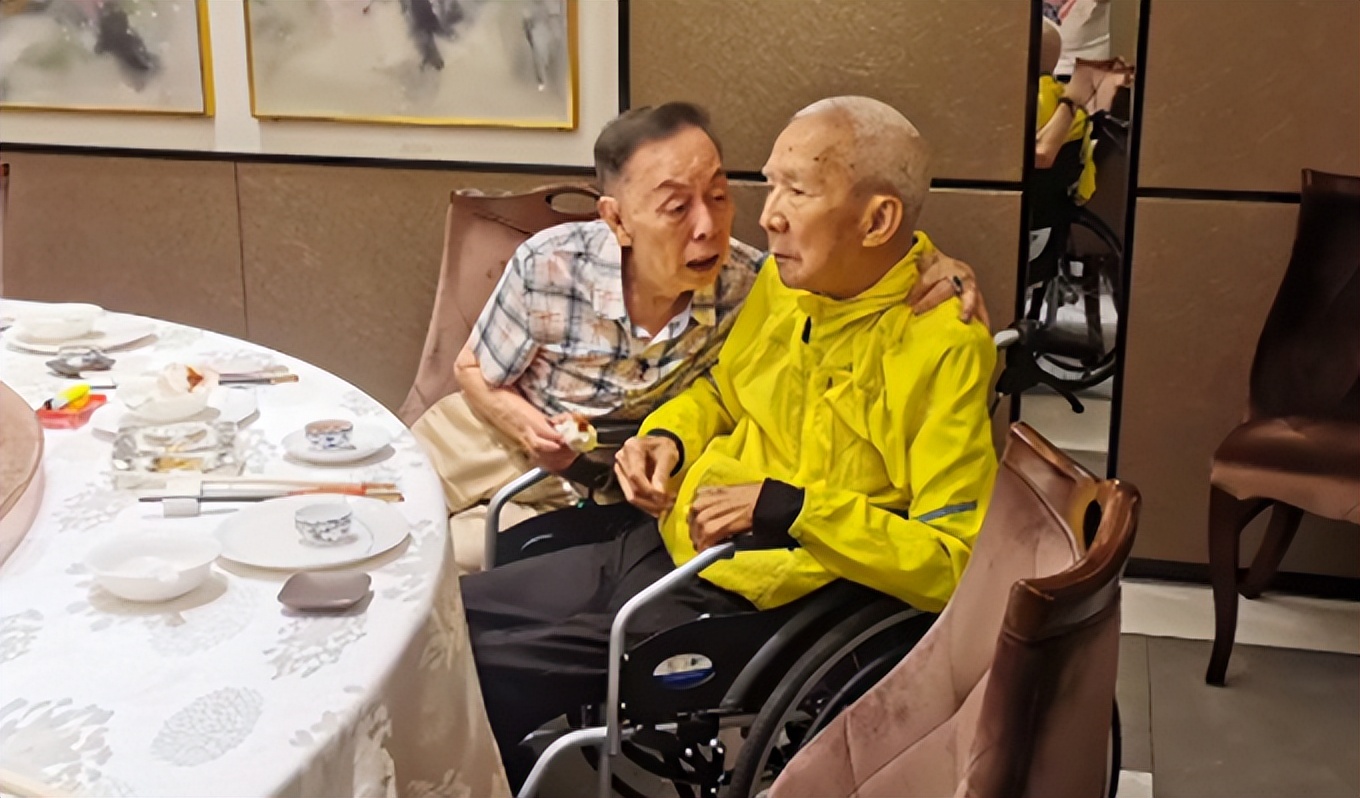 两位相声大师罕同框！85岁黄俊英精神好，87岁杨达坐轮椅行动不便