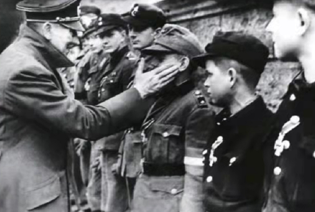 二战中希特勒有多残暴？送上万未成年孩子上战场，被俘后痛哭求饶