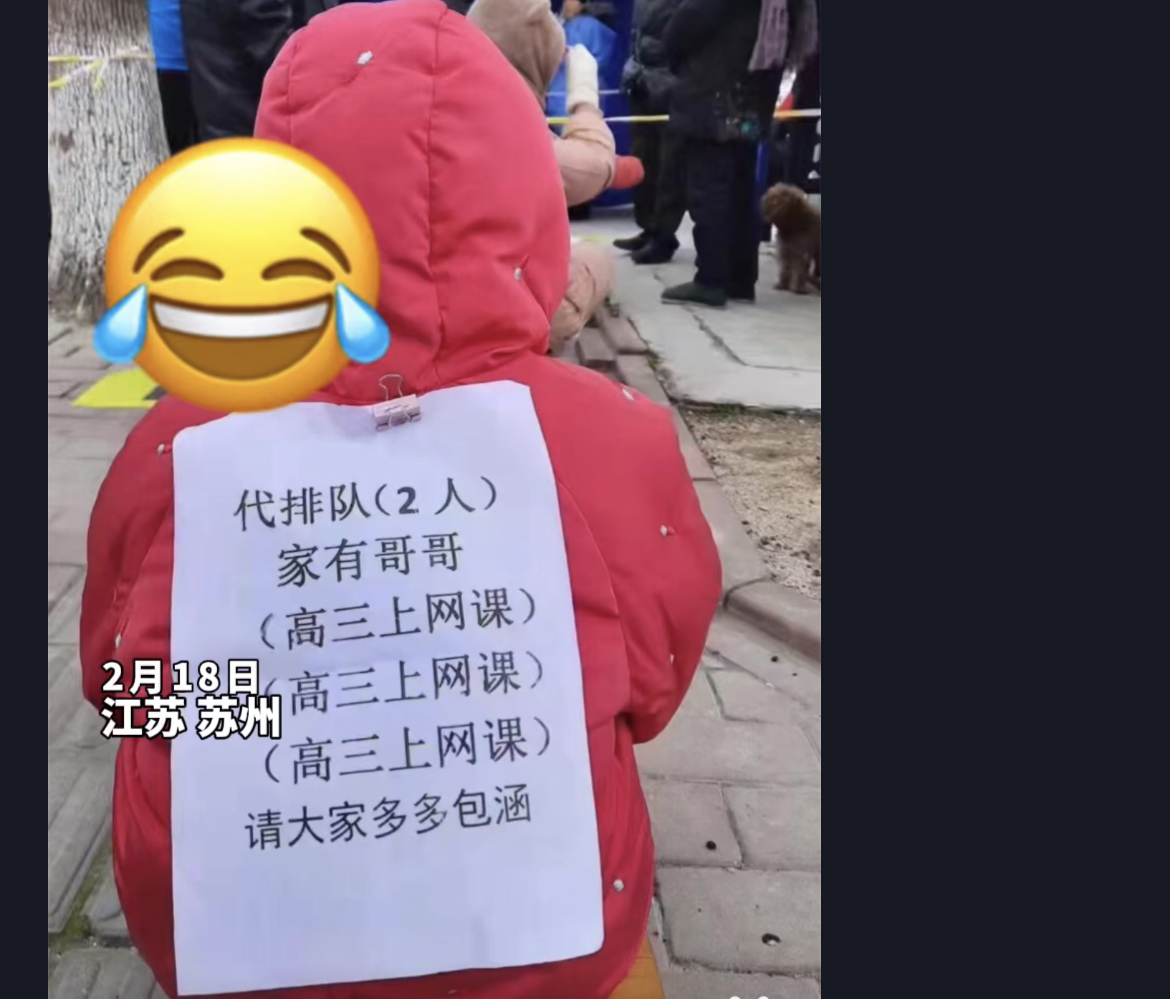 小女孩排队做核酸，背后字条让人心疼，网友们却在评论区杠了起来