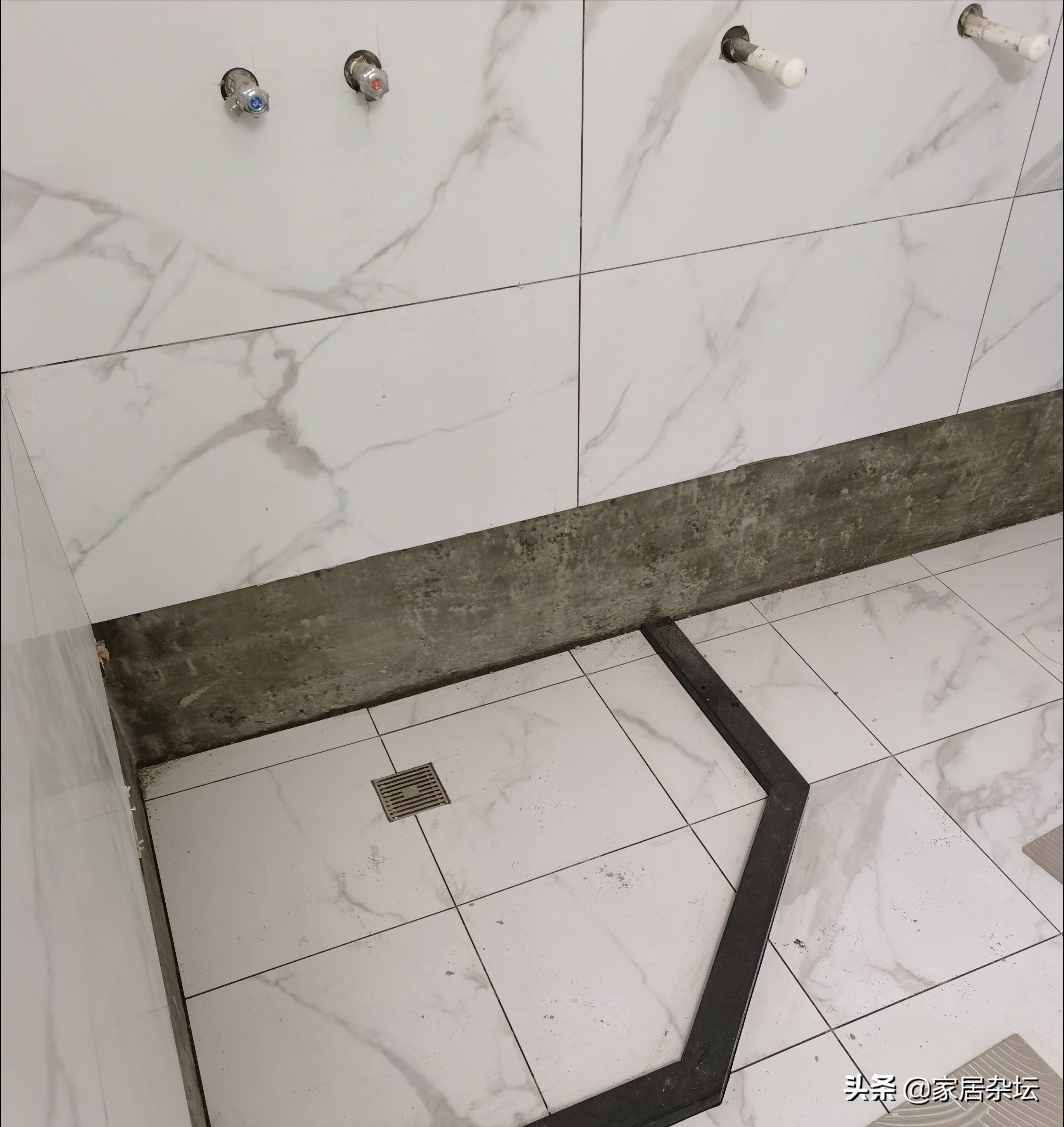 家里装修贴墙砖，担心瓷砖脱落，方法很重要，这3步要做对