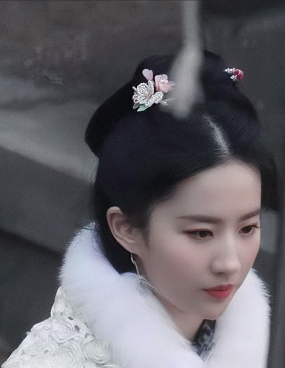 谁说“方圆脸”毁所有？让这5位美女告诉你，方脸也可美若天仙