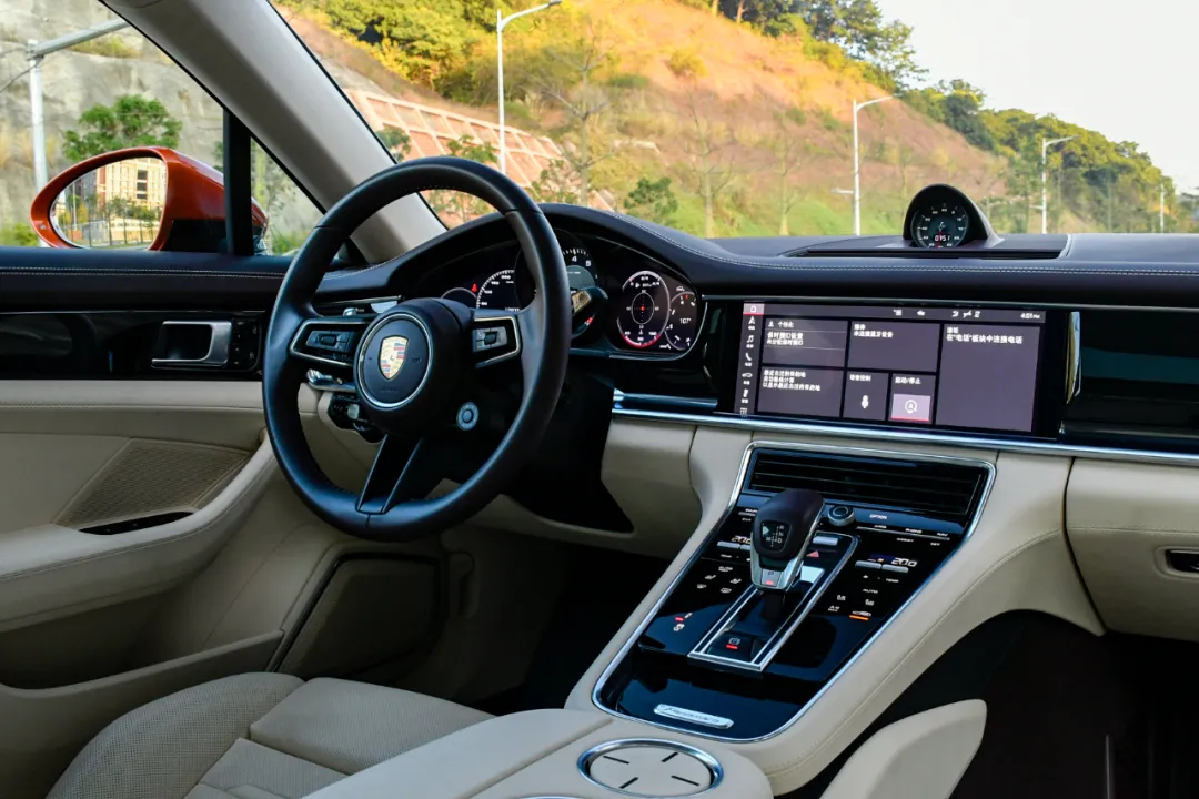 跑车的操控,豪车的舒适,这台保时捷比奔驰更香?