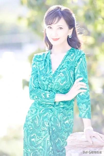 赵雅芝：不老女神笑容甜美，高贵大方，气质太迷人了