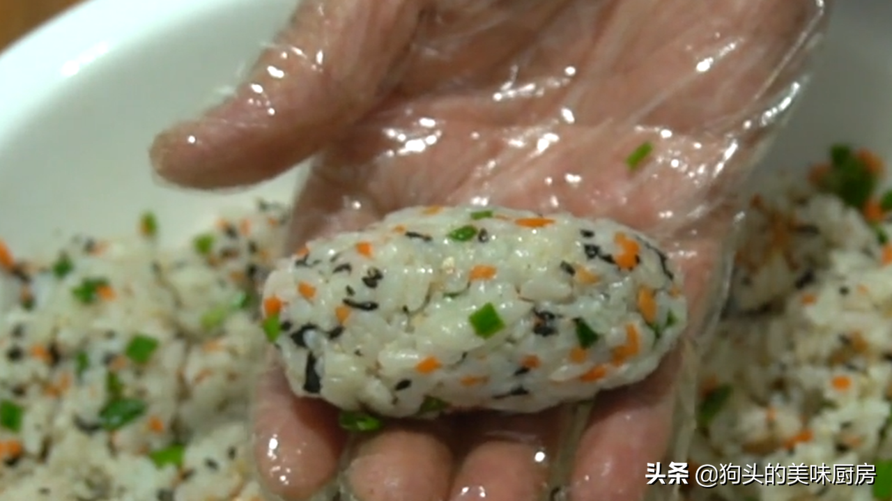 吃不完的米饭试试这样做，加三个鸡蛋，有菜有肉，营养又健康