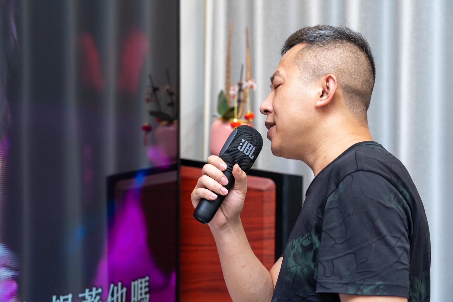 JBL音乐唱将麦克风体验：把客厅打造成KTV嗨歌现场