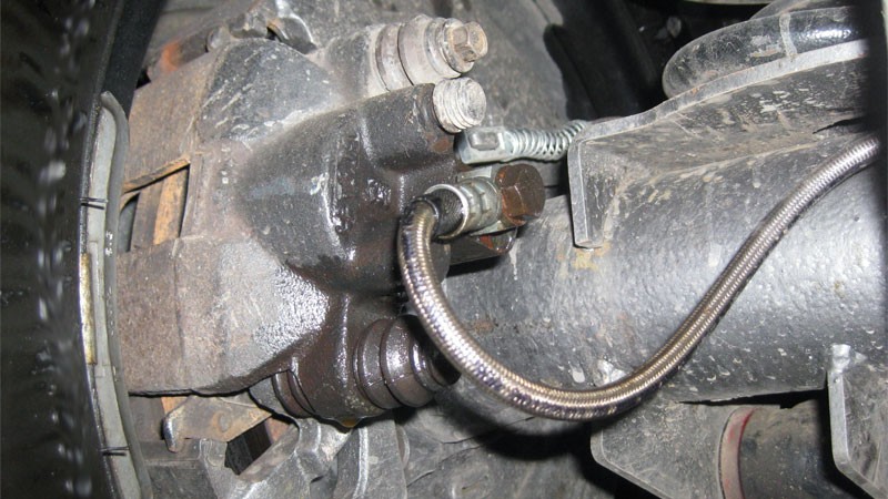 汽车刹车软和刹车硬分别是什么原因，应该怎么解决？