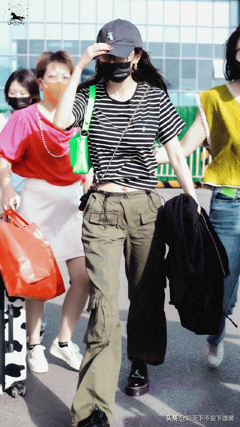 观天下 | 杨幂·戴黑框眼镜现身机场