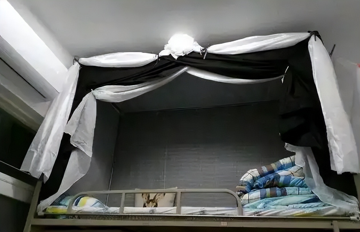 大学生宿舍装修风格走红，不接地气接“地府”，老师看后一身冷汗