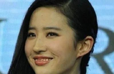 明明是绝色，怎么拍出这么丑的照片，妆容难看，用的是丑颜相机吗