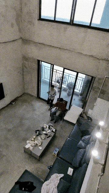 情侣因房贷压力太大入住毛坯房,网友调侃到:装修风格是叙利亚风